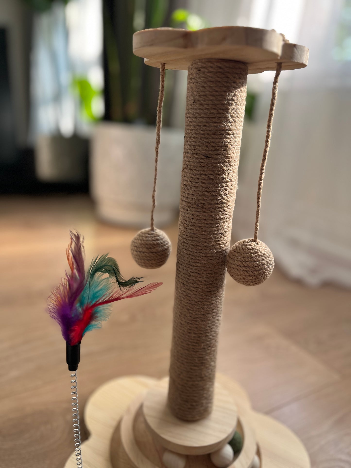 CAT SCRATCHING POST WITH TURNTABLE AND FEATHERS