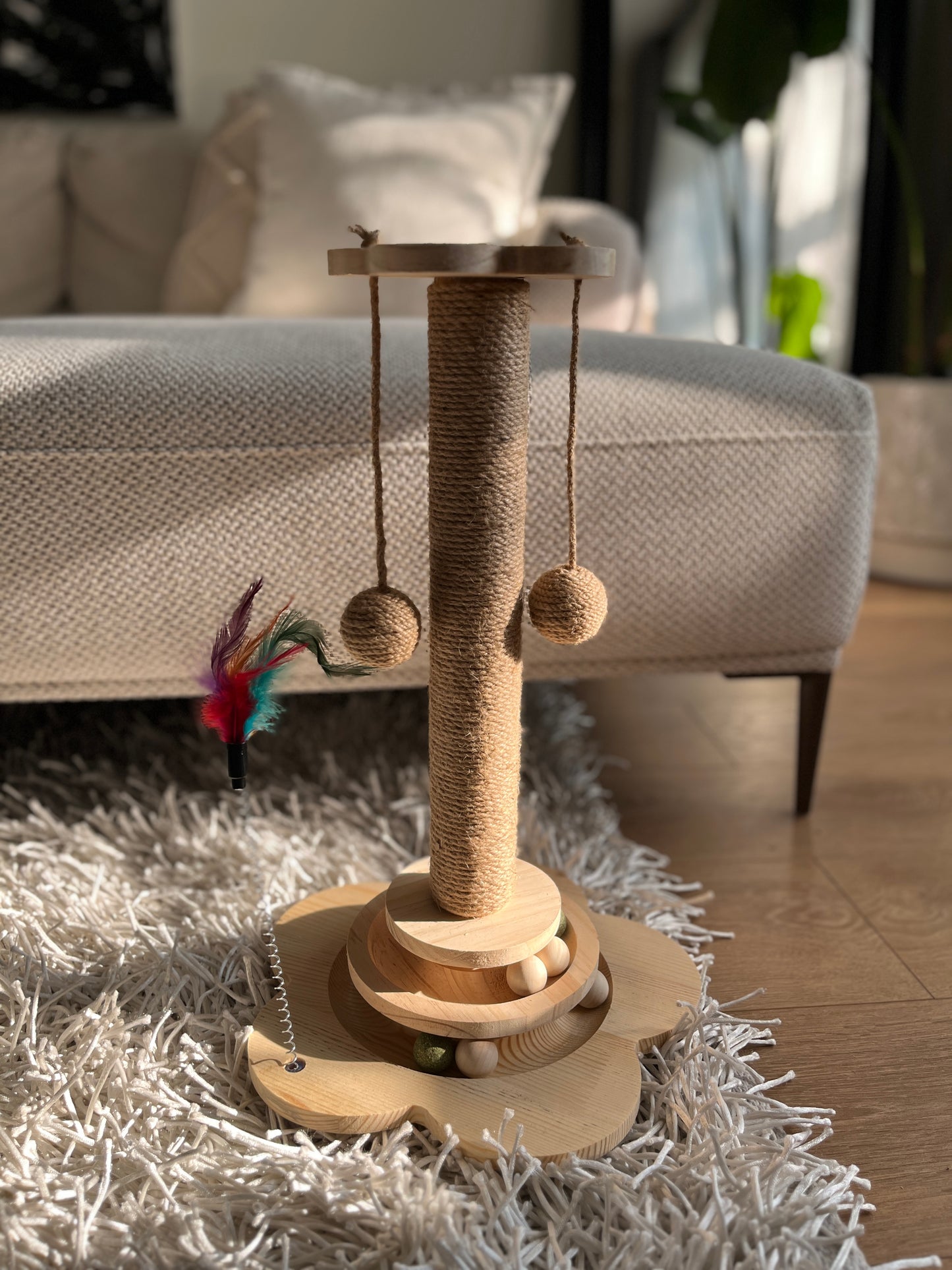 CAT SCRATCHING POST WITH TURNTABLE AND FEATHERS